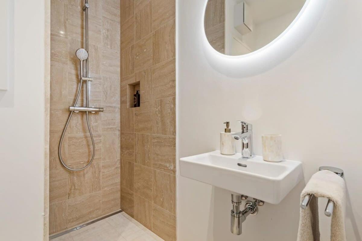 Modern Studio With King Bed, Walk To Attractions Luxembourg Eksteriør bilde